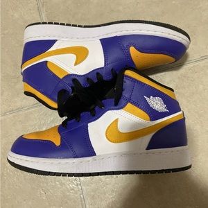 New Size 5.5 youth - Jordan 1 Mid Lakers 2022